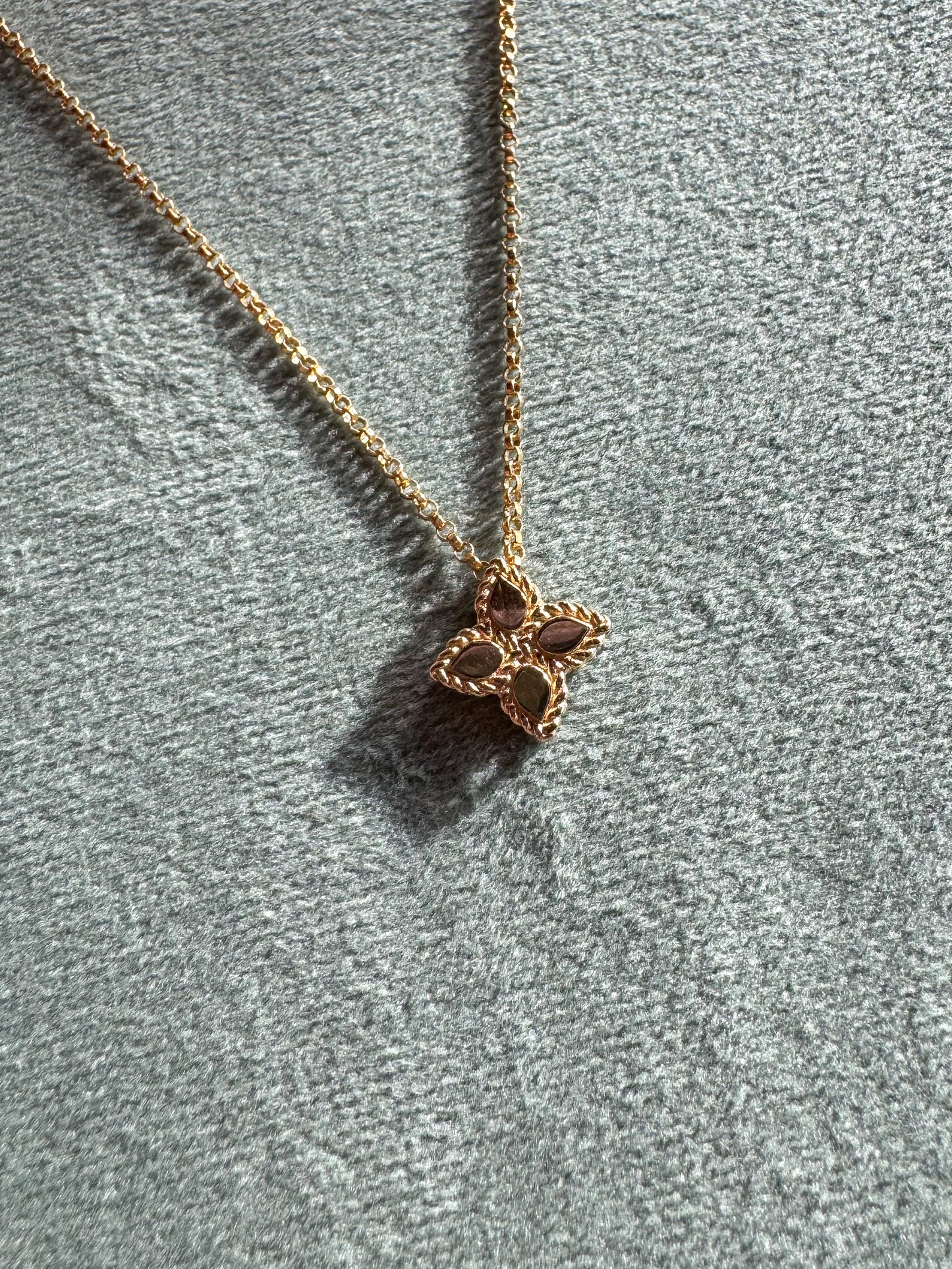 Pre-Loved 18K Roberto Coin Medium Princess Flower Necklace