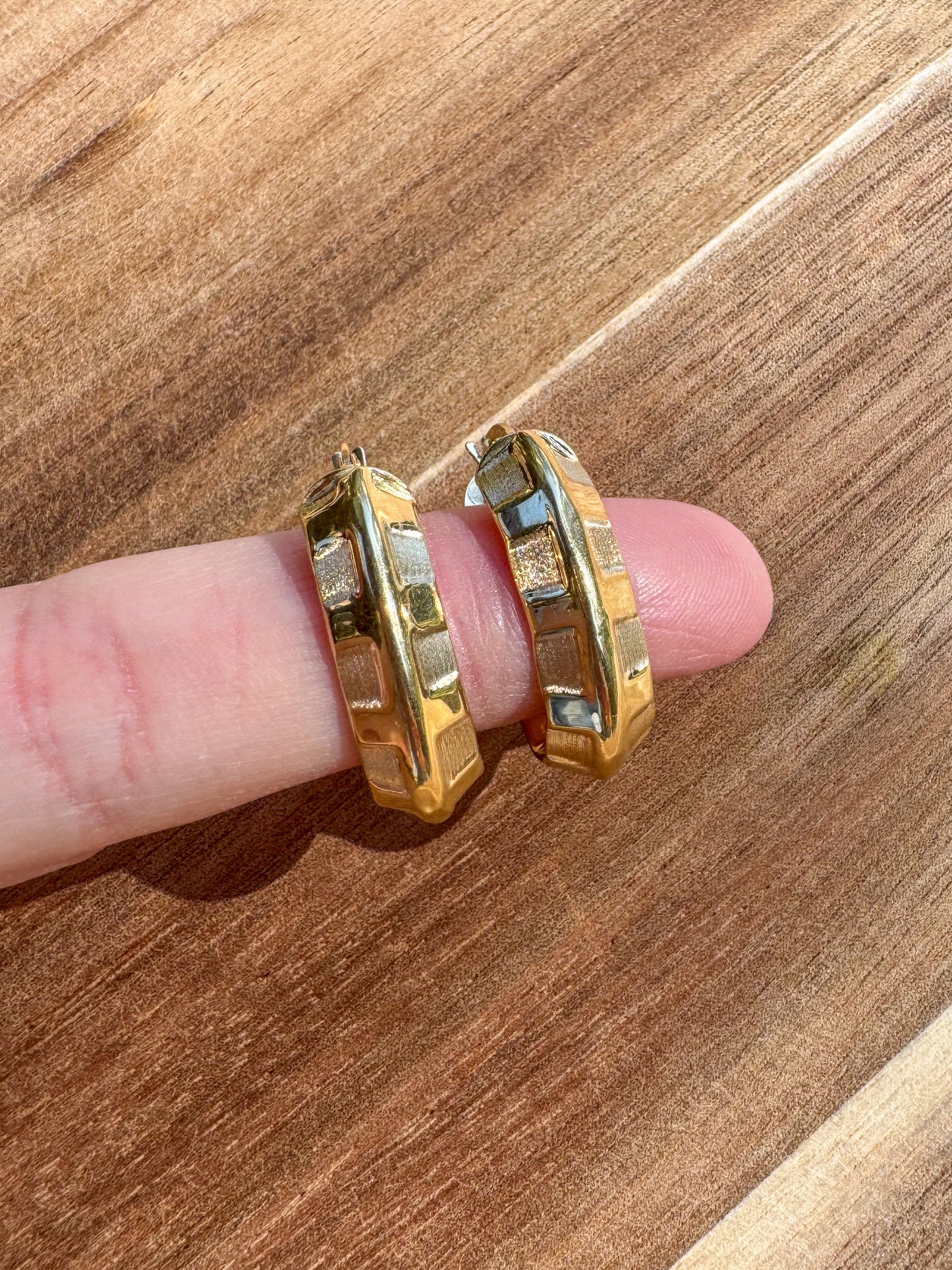 14K Checker Pattern Oval Hoops