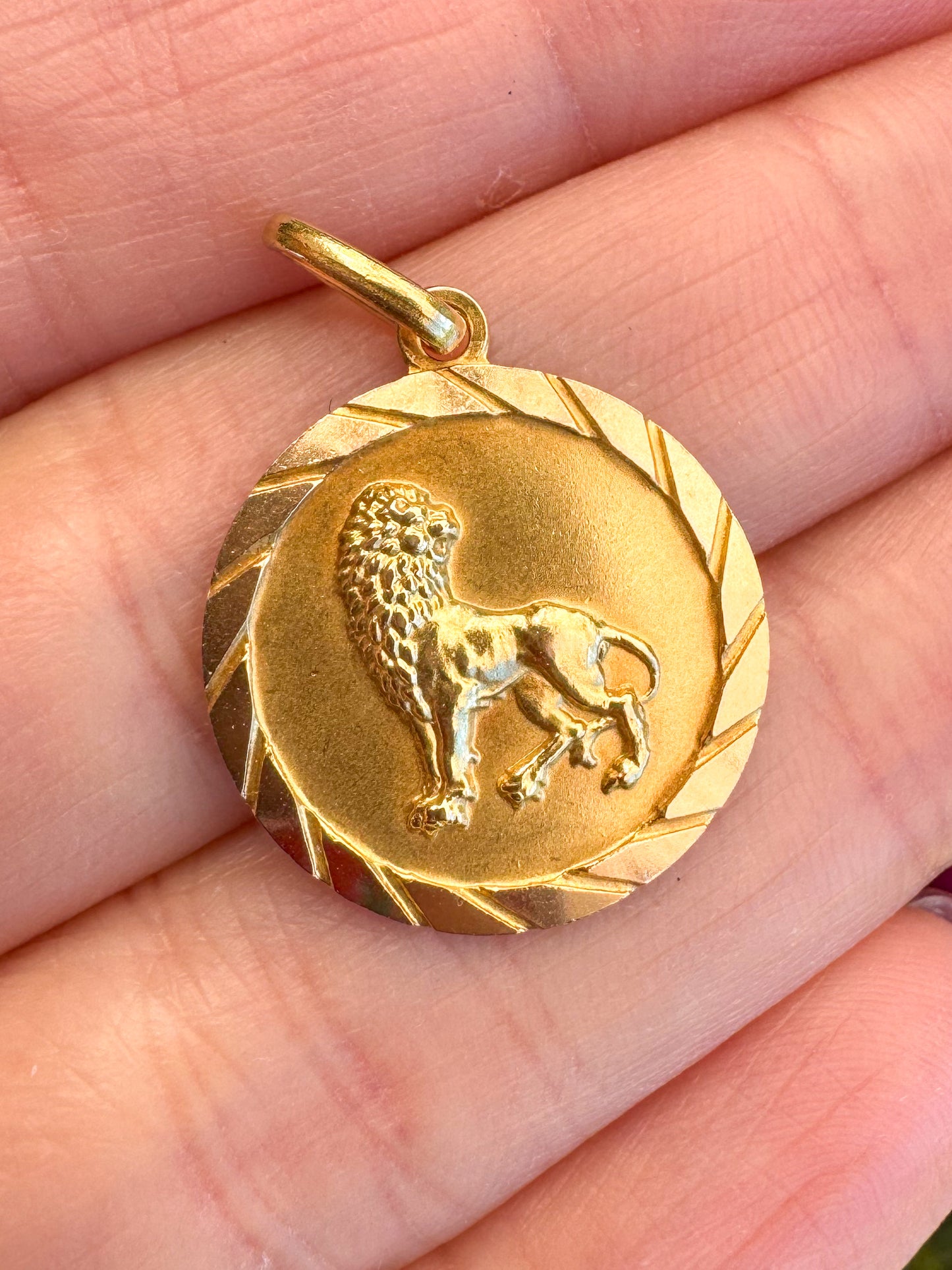 18K Leo Pendant